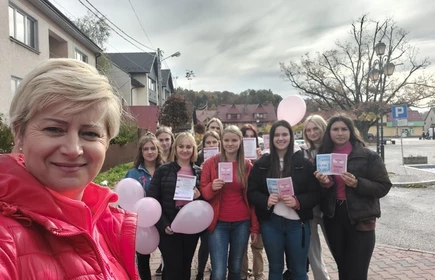 Na zdjęciu od lewej p. Celina Jacewicz i uczennice biorące odział w akcji „Październik miesiącem świadomości raka piersi&#34;.