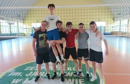 Na zdjęciu zdobywcy II miejsca w Turnieju Piłki Siatkowej chłopców - klasa 2 SB. Zdjęcie wykonane w Hali Sportowej CKZiU w Łapanowie.