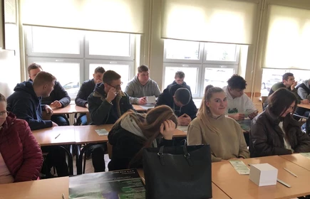 Na zdjęciu uczniowie klas czwartych CKZiU w Łapanowie uczestniczący w spotkaniu z pracownikiem naukowym Staropolskiej Szkoły Wyższej w Kielcach z filią w Myślenicach i filią w Bochni. Zdjęcie wykonane w budynku "B" CKZiU w Łapanowie.