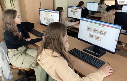 Fotografia barwna wykonana w budynku „B” CKZiU w Łapanowie, w sali komputerowej nr 8. Na zdjęciu uczniowie klasy I TC podczas edukacyjnej gry online „Galeria marzeń – Zagraj w sztukę!”.