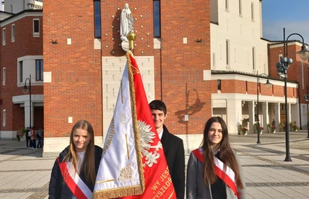 Poczet Sztandarowy CZKiU w Łapanowie. Od lewej: Barbara Wiśniowska, Jan Żak, Maria Pacek.