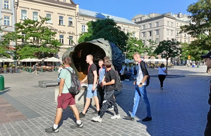 Na zdjęciu uczniowie branży budowlanej podczas wycieczki przedmiotowej do Krakowa.