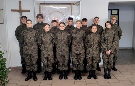 Na zdjęciu uczniowie klasy 1TAw o profilu wojskowym w nowych mundurach. Zdjęcie wykonano na w budynku „A” CKZiU w Łapanowie.