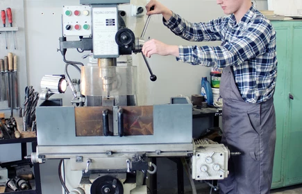 Na zdjęciu uczeń kształcący się w branży mechanicznej.