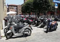 dwa rzędy motocykli zaparkowanych na parkingu