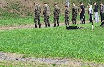 Na zdjęciu uczniowie klas o profilu wojskowym podczas zajęć praktycznych na terenie Jednostki Wojskowej w Kłaju. 