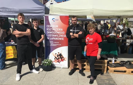 Na zdjęciu uczniowie kierunku technik rolnik wraz z opiekunem - Panią Barbarą Rychel. Zdjęcie wykonano na bocheńskim Rynku podczas IV Powiatowego EKOPikniku. 