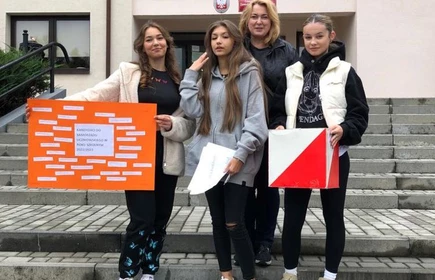 Członkowie Komisji Skrutacyjnej wraz z p. Ewą Drozd - opiekunem Samorządu Uczniowskiego na tle budynku A CKZiU w Łapanowie.