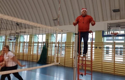 Na zdjęciu pan Jarosław Marzec podczas sędziowania. 