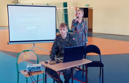 Na zdjęciu przedstawiciel Wojskowego Centrum Rekrutacji w Tarnowie oraz pani dyrektor Dorota Matlęga.