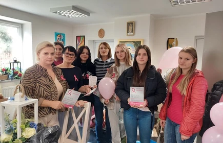 Na zdjęciu uczennice biorące odział w akcji „Październik miesiącem świadomości raka piersi", podczas rozdawania ulotek mieszkankom gminy Łapanów.