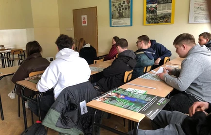 Na zdjęciu uczniowie klas czwartych CKZiU w Łapanowie uczestniczący w spotkaniu z pracownikiem naukowym Staropolskiej Szkoły Wyższej w Kielcach z filią w Myślenicach i filią w Bochni. Zdjęcie wykonane w budynku "B" CKZiU w Łapanowie.