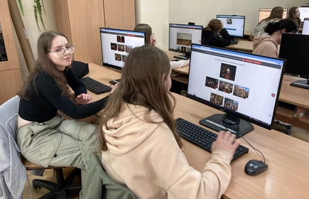 Fotografia barwna wykonana w budynku „B” CKZiU w Łapanowie, w sali komputerowej nr 8. Na zdjęciu uczniowie klasy I TC podczas edukacyjnej gry online „Galeria marzeń – Zagraj w sztukę!”.
