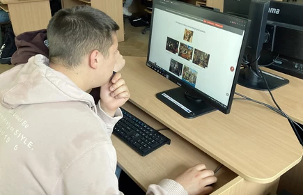 Fotografia barwna wykonana w budynku „B” CKZiU w Łapanowie, w sali komputerowej nr 8. Na zdjęciu uczniowie klasy I TC podczas edukacyjnej gry online „Galeria marzeń – Zagraj w sztukę!”.