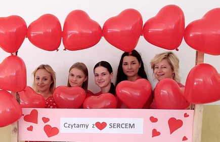Na zdjęciu uczennice kl. 5 TB wraz z panią Celiną Jacewicz podczas Akcji "Czytamy z Sercem". djęcie wykonane w Hali Sportowej CKZiU w Łapanowie.