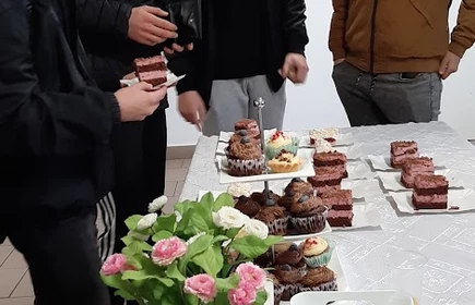Uczniowie szkoły kupują ciasta podczas kiermaszu