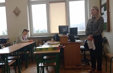 Na zdjęciu pani Beata Maciaś i uczniowie kl. 3AP.