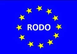 flaga Unii Europejskiej z dopiskiem RODO (białymi literami, pośrodku)