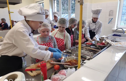 „Żyj zdrowo” – zajęcia gastronomiczne dla uczniów ze Zbydniowa 9
