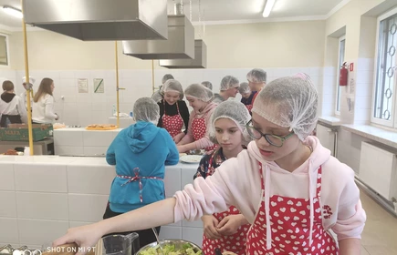 „Żyj zdrowo” – zajęcia gastronomiczne dla uczniów ze Zbydniowa 20