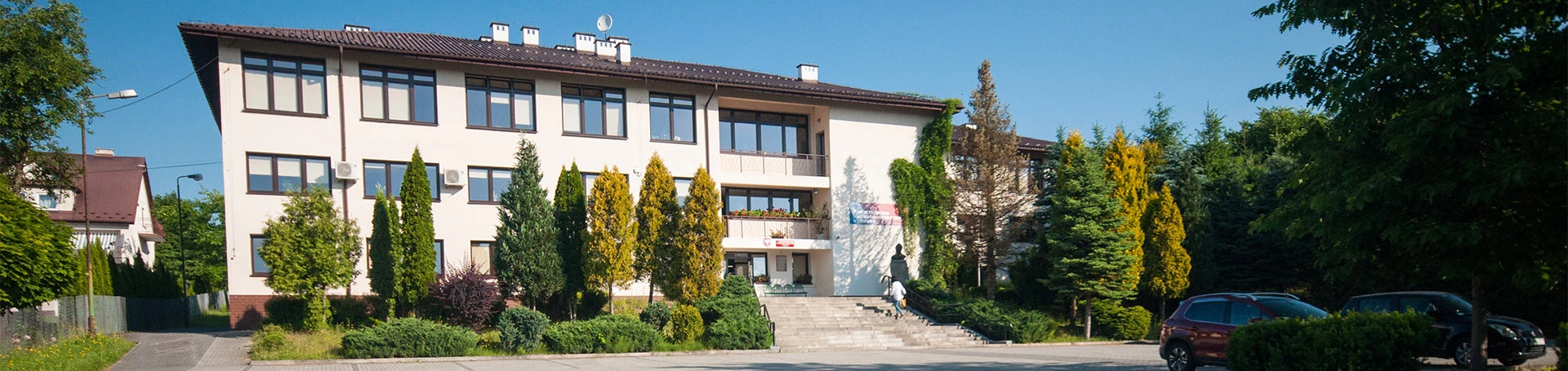 Widok na szkołę z zewnątrz.