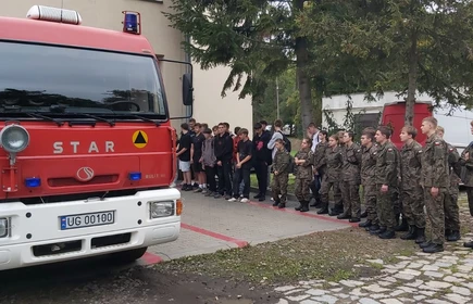 Na zdjęciu uczniowie klas o profilu wojskowym podczas zajęć praktycznych na terenie Jednostki Wojskowej w Kłaju. 