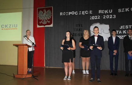 Na zdjęciu od lewej pani dyrektor Dorota Matlęga, młodzież podczas części artystycznej.