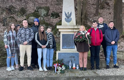 Na zdjęciu delegacja uczniów CKZiU w Łapanowie wraz z panią Danutą Trzósło na tle pomnika pod Grabowcem (Łapanów).