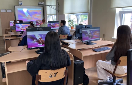 Na zdjęciu uczniowie kl. I TB grają w edukacyjna grę online „Galeria Marzeń – zagraj w sztukę!”. Zdjęcie wykonano w pracowni komputerowej w budynku B, sala nr. 8.