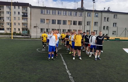 Na zdjęciu grupowym młodzież biorąca udział w zawodach.