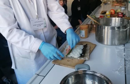 Pokaz sporządzania sushi