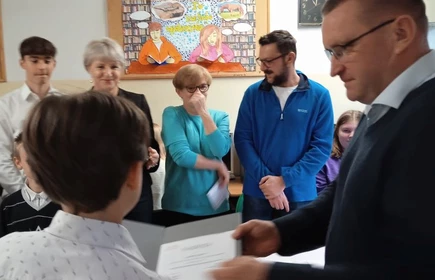 Rozdanie dyplomów przez pana Dyrektora dla laureatów