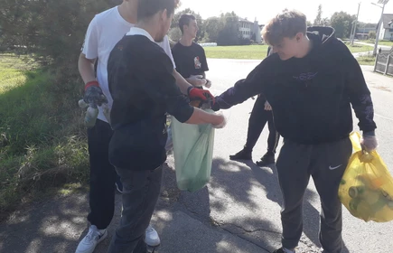 Na zdjęciu uczniowie CKZiU w Łapanowie podczas 31. edycji Akcji Sprzątanie Świata. Fotografia barwna.