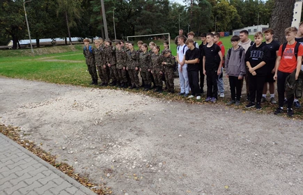 Na zdjęciu uczniowie klas o profilu wojskowym podczas zajęć praktycznych na terenie Jednostki Wojskowej w Kłaju. 