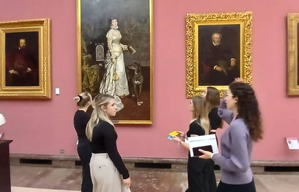 Na zdjęciu uczniowie CKZiU w Łapanowie podczas lekcji muzealnej „Język sztuki, analiza dzieła” w Muzeum Narodowym w Krakowie, oddział w Sukiennicach.