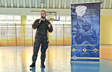 Na zdjęciu przedstawiciel Wojskowego Centrum Rekrutacji w Tarnowie.