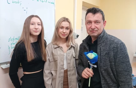 Na zdjęciu od lewej: Katarzyna Bzdyl, Aneta Kaja i pan Paweł Kocioł. Zdjęcie wykonane w CKZiU w Łapanowie. 