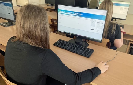 Na zdjęciu uczennice kl. 3 TA podczas XII Ogólnopolskiego Konkursu Wiedzy o Podatkach rozwiązują test on-line. Zdjęcie wykonane w pracowni komputerowej CKZiU w Łapanowie.