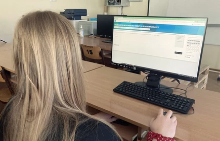 Na zdjęciu uczennice kl. 3 TA podczas XII Ogólnopolskiego Konkursu Wiedzy o Podatkach rozwiązują test on-line. Zdjęcie wykonane w pracowni komputerowej CKZiU w Łapanowie.