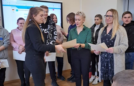 Na zdjęciu wręczenie nagród i dyplomów  uczestnikom przez panią dyrektor Dorotę Matlęgę, panią Ewę Sudziarską o panią Lucynę Zajd.