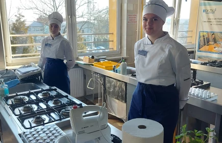 Na zdjęciu uczennice biorące udział w konkursie "Mam zawód. Mam fantazję" przy stanowisku konkursowym. Na pierwszym planie Zuzanna Korta, na drugim Alicja Kasprzyk. Zdjęcie wykonane w CKZiU w Wadowicach.