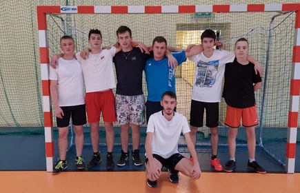 Na zdjęciu zdobywcy II miejsca w Turnieju Piłki Ręcznej Chłopców – klasa 3 TB.