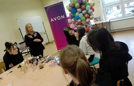 Na zdjęciu Pani Ewa Różana – konsultantka firmy AVON oraz uczennice wykonujące makijaż. Fotografia wykonana w budynku „B” CKZiU w Łapanowie.