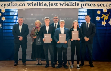 Na zdjęciu od lewej: Dyrektor CKZiU w Łapanowie - Pan Jarosław Marzec, Pani Danuta Trzósło, Jakub Furtak, Starosta Bocheński - Pan Adam Korta, Tomasz Gądek, Karolina Duda, Wicestarosta Bocheński - Pan Ryszard Drożdżak. Fot. Starostwo Powiatowe w Bochni.