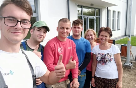 Na zdjęciu od prawej: p. Barbara Radzięta, p. Olga Mleczko i młodzież CKZiU w Łapanowie. Bochnia, ZOL.