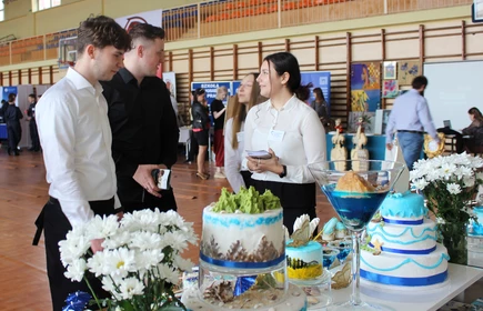 Zwiedzający Giełdę zgromadzeni przy stoisku gastronomiczno-cukierniczym naszej szkoły.