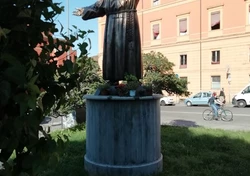 pomnik zakonnika, św. Łukasza, wykonany z brązu