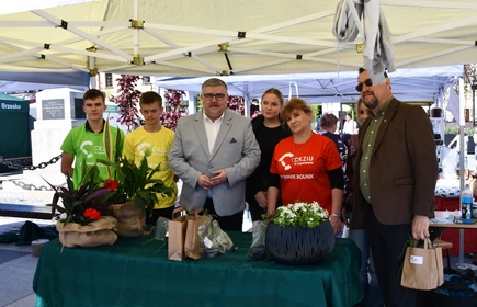 Na zdjęciu: Starosta Bocheński - Pan Adam Korta, Wicestarosta Bocheński - Pan Ryszard Drożdżak oraz uczniowie CKZiU w Łapanowie wraz z opiekunem - Panią Barbarą Rychel. Zdjęcie wykonano na bocheńskim Rynku podczas IV Powiatowego EKOPikniku. 