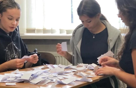 Członkowie Komisji Skrutacyjnej liczą głosy oddane w wyborach do Samorządu Uczniowskiego.