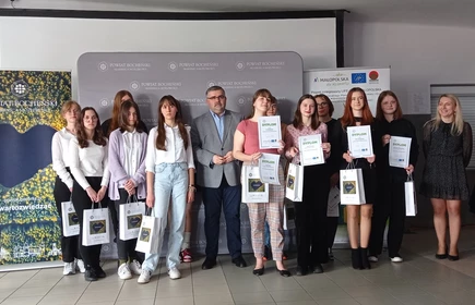 Fotografia barwna. Grupowe zdjęcie uczestników konkursu wraz z opiekunami szkolnymi i panem Adamem Kortą - Starostą Bocheńskim. 